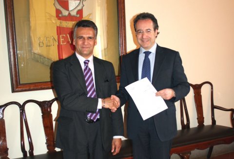 Il sindaco Fausto Pepe conferisce un encomio speciale a Carmine Cotugno (11 marzo 2011)
